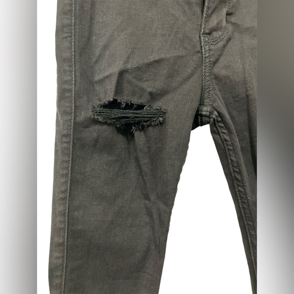 Hollister Jeans New With Tags! shredded parts of legs with close up size 24x26 - Picture 2 of 3